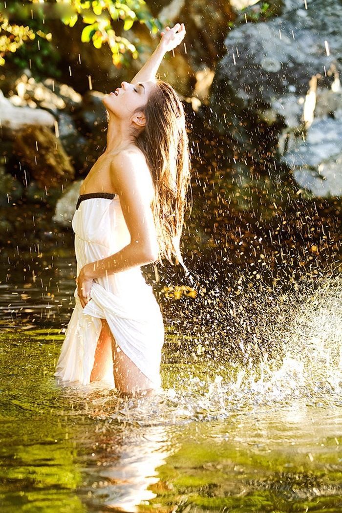 Marie Avgeropoulos in Sakai