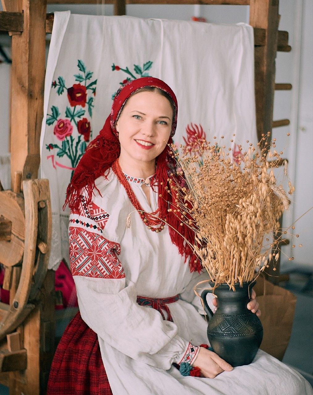 Women in Slavic costumes in Sakai