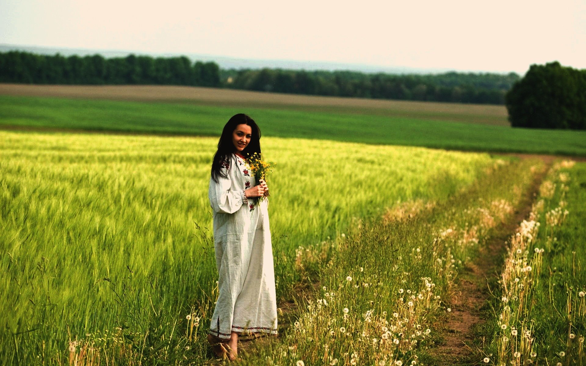 Women in Slavic costumes in Sakai