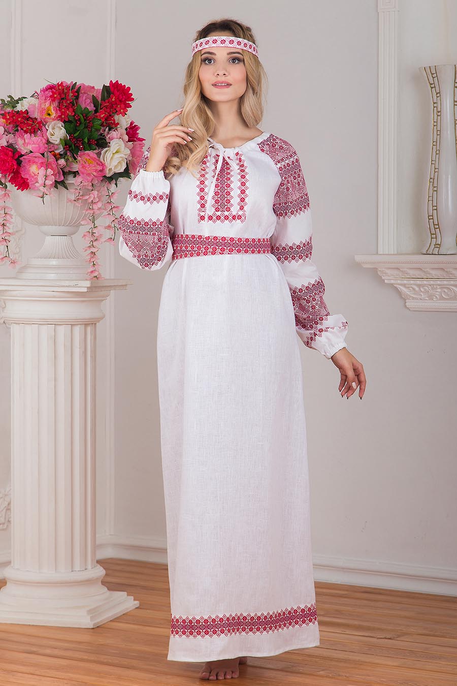 Women in Slavic costumes in Sakai