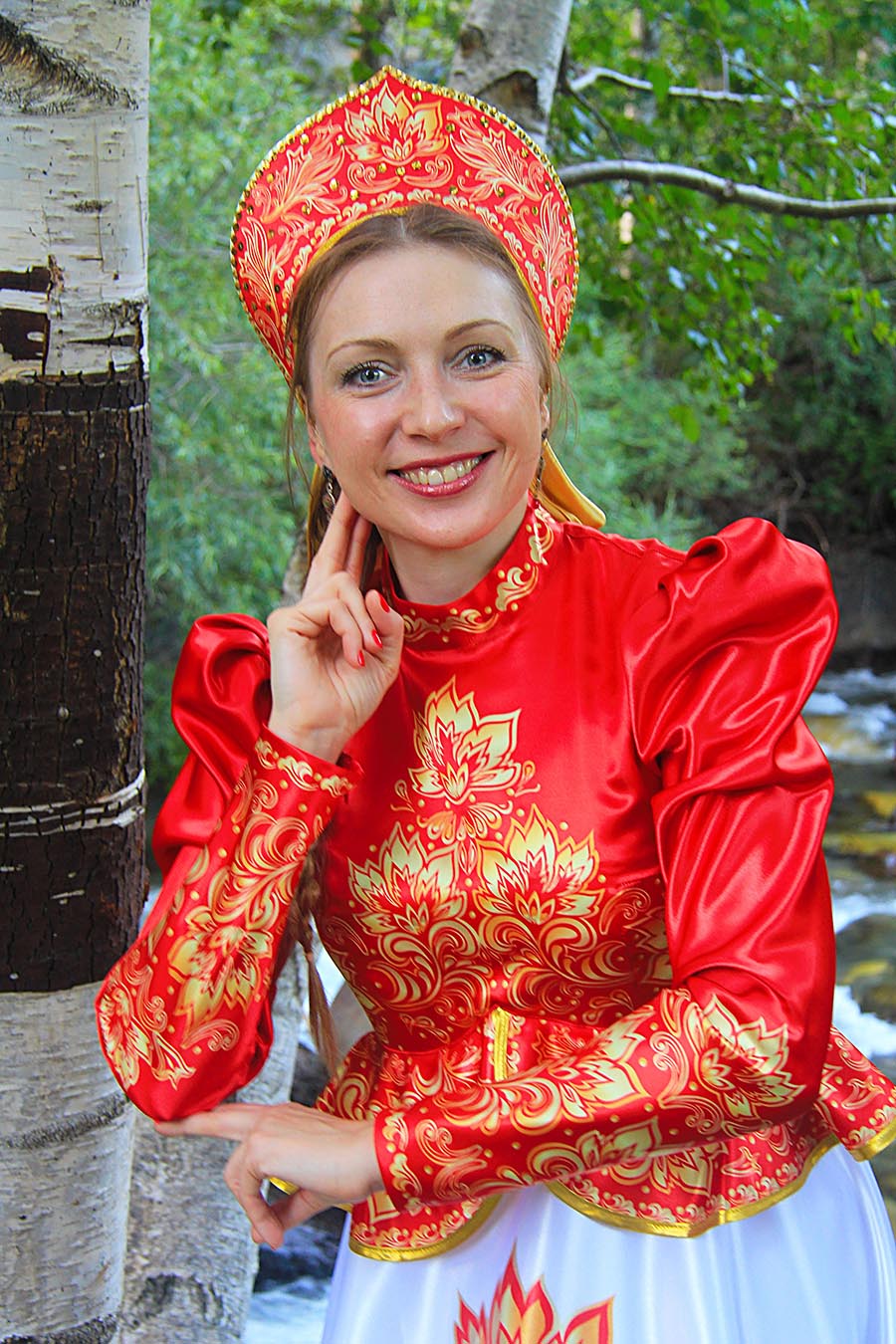 Women in Slavic costumes in Sakai