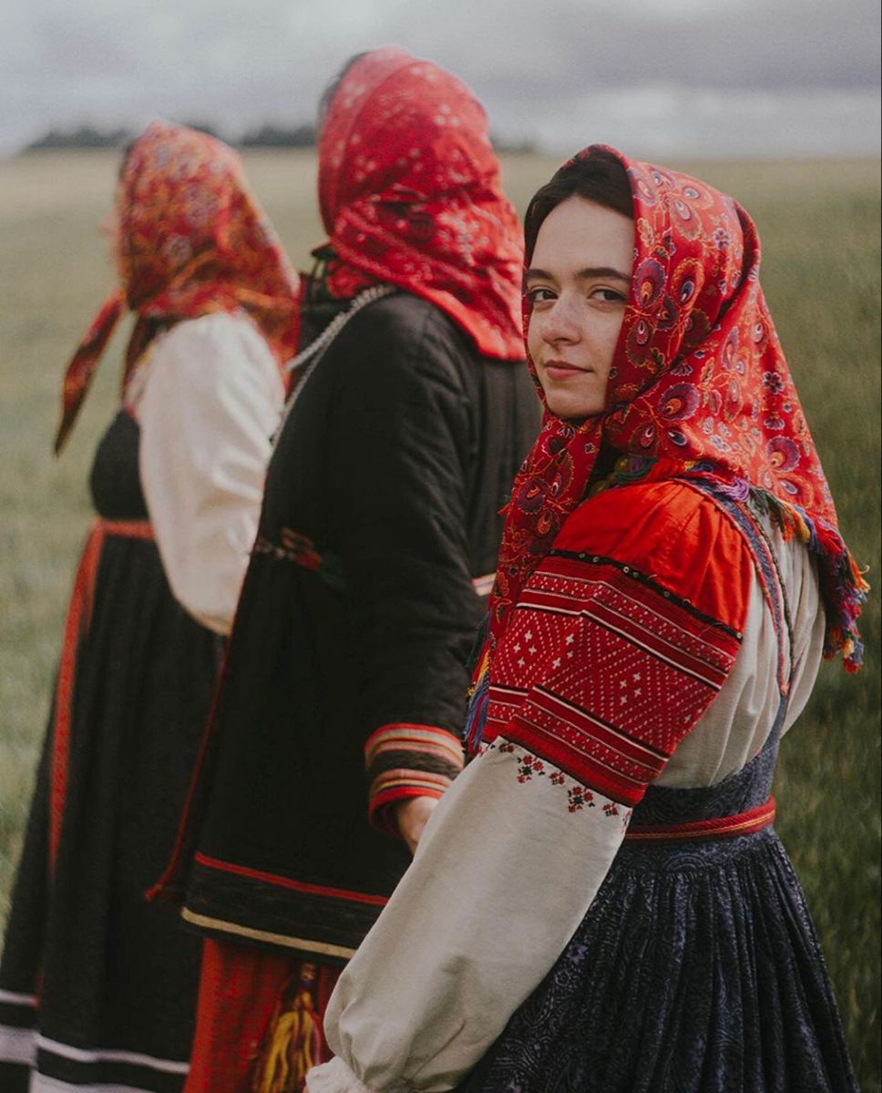 Women in Slavic costumes in Sakai