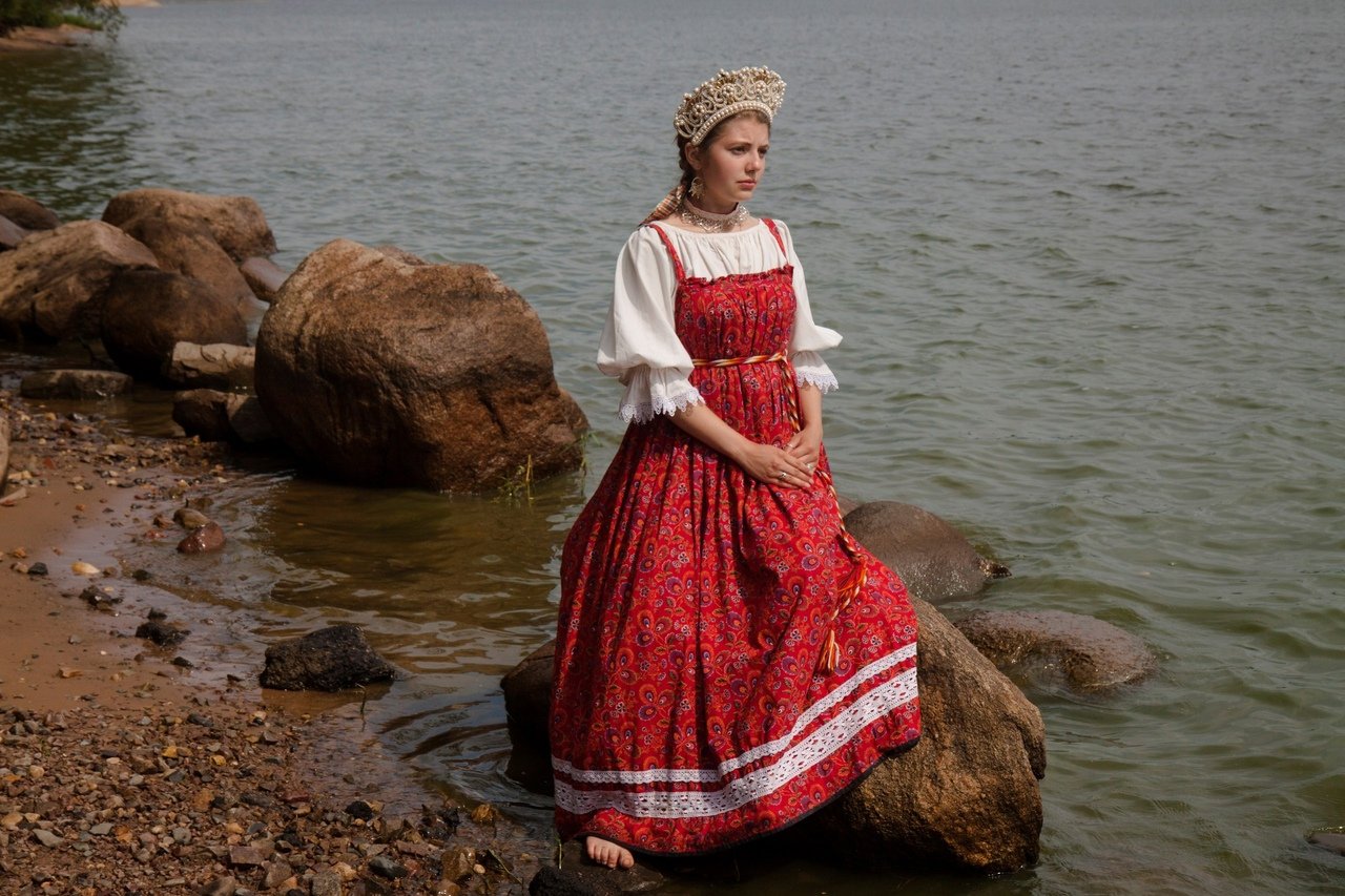 Women in Slavic costumes in Sakai