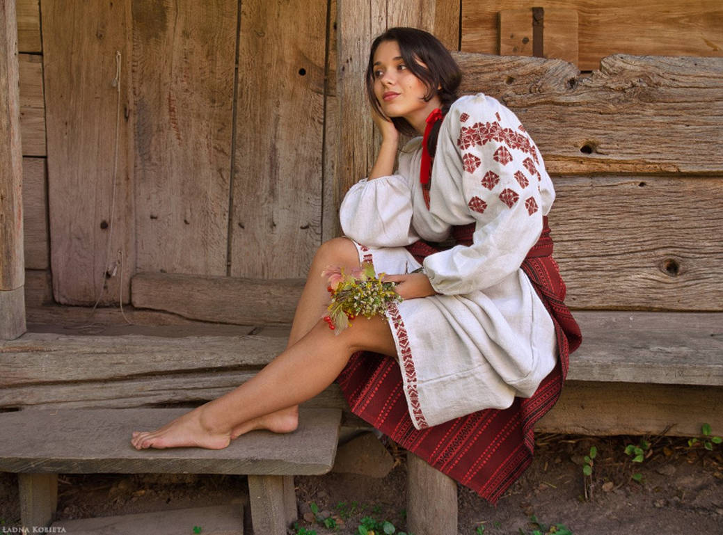 Women in Slavic costumes in Sakai