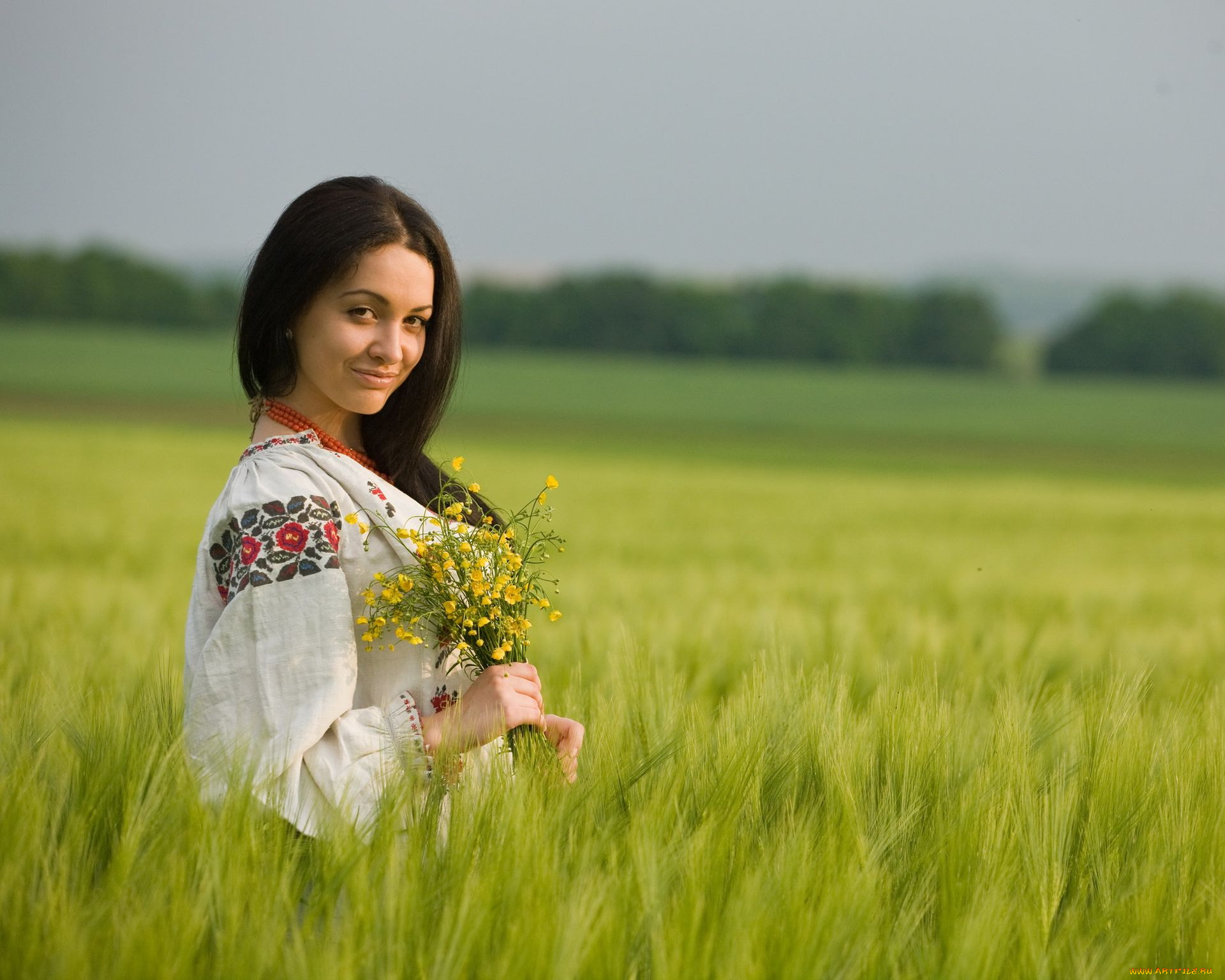 Women in Slavic costumes in Sakai