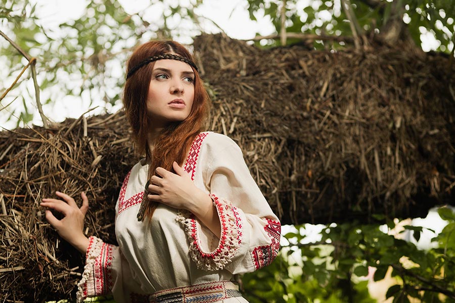 Women in Slavic costumes in Sakai