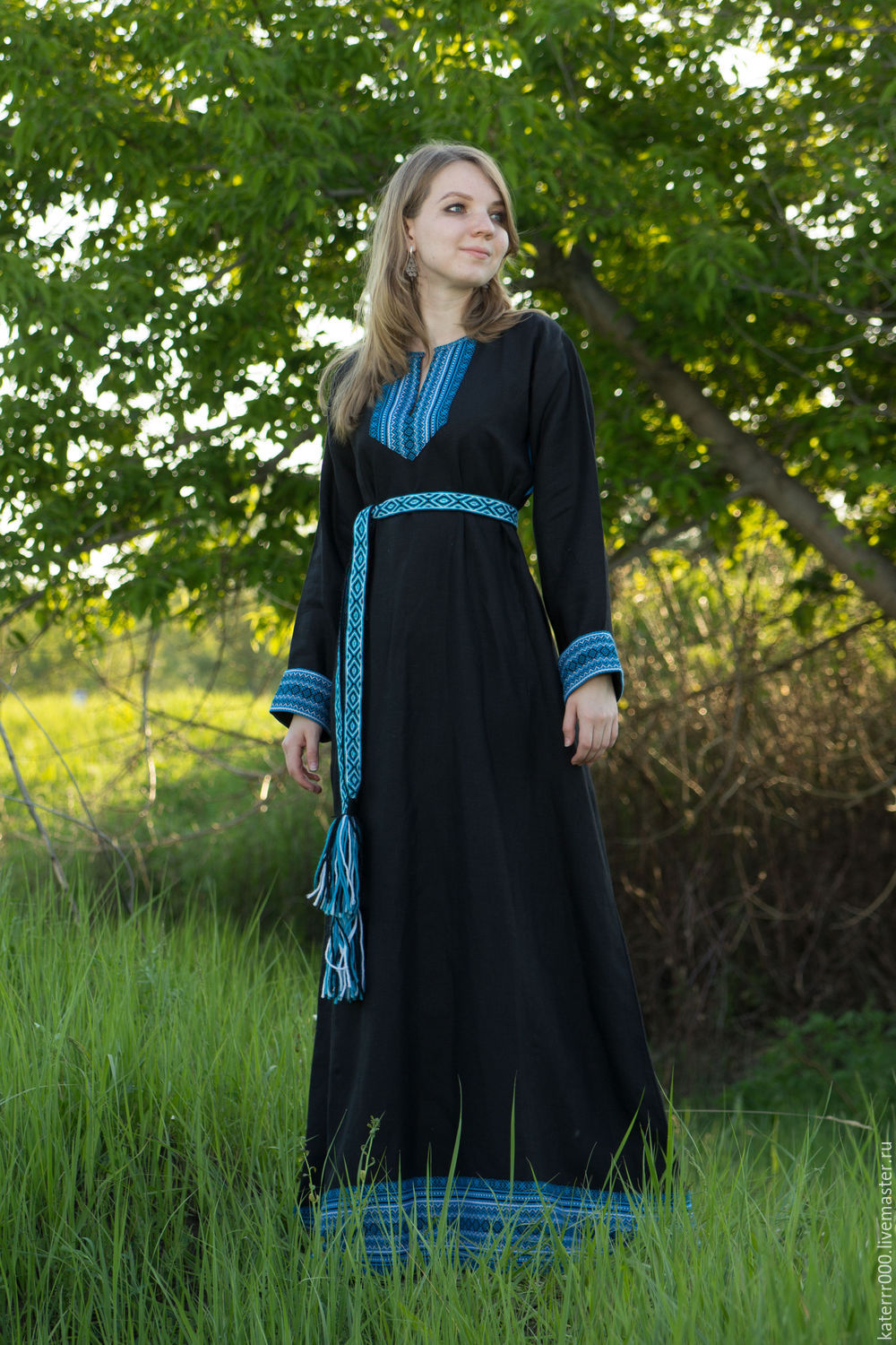 Women in Slavic costumes in Sakai