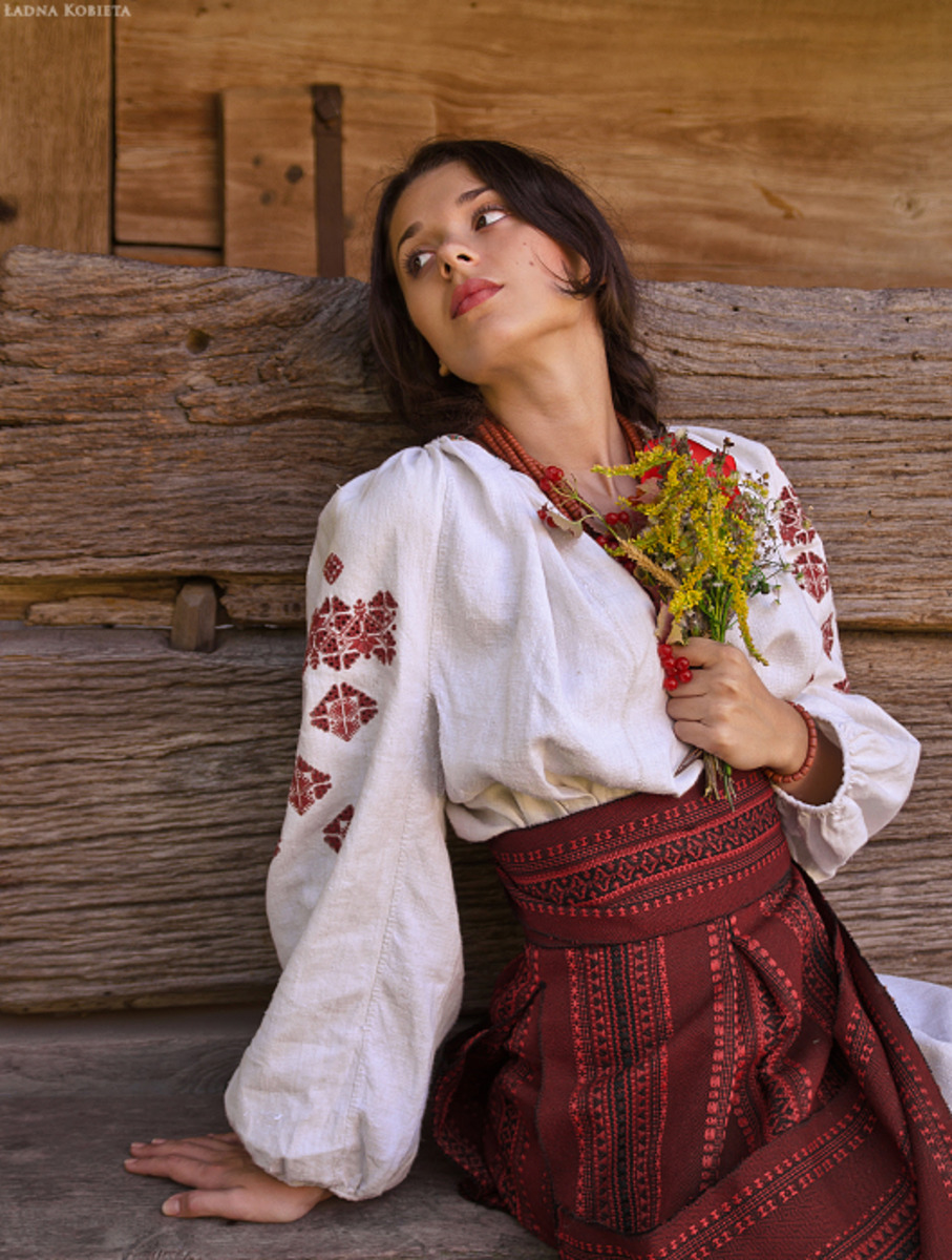 Girls in Slavic costumes in Sakai