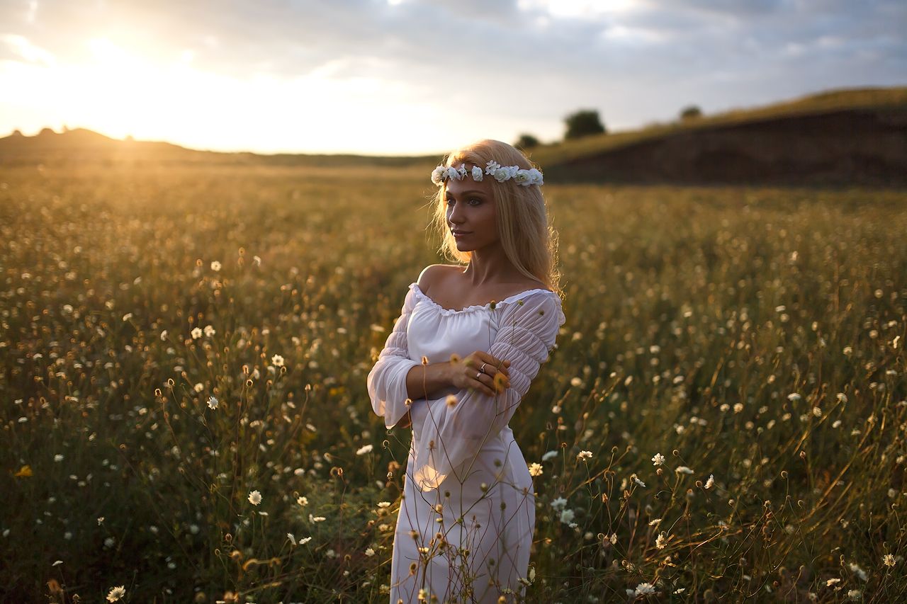Girls in Slavic costumes in Sakai