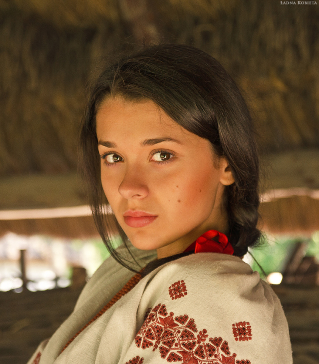 Girls in Slavic costumes in Sakai