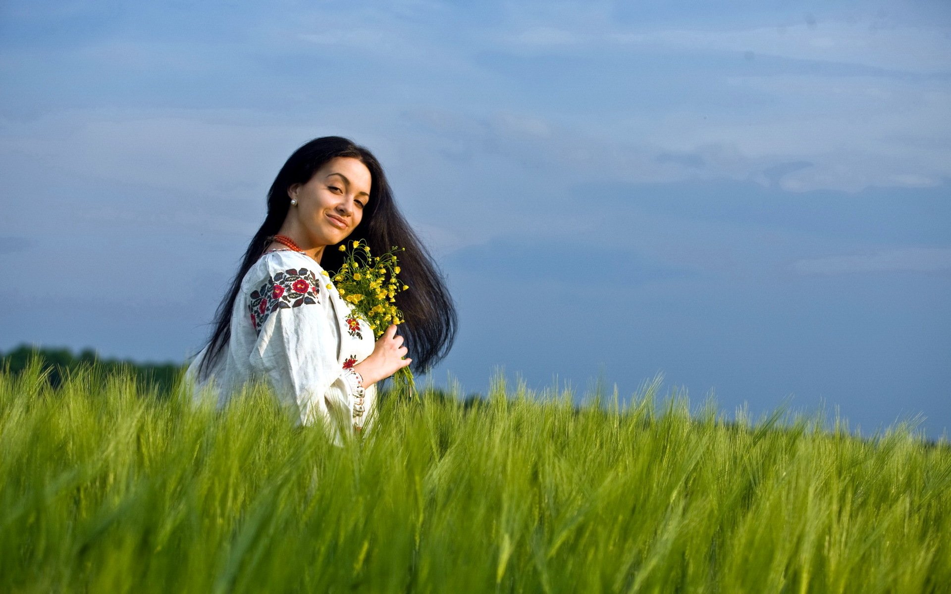 Girls in Slavic costumes in Sakai