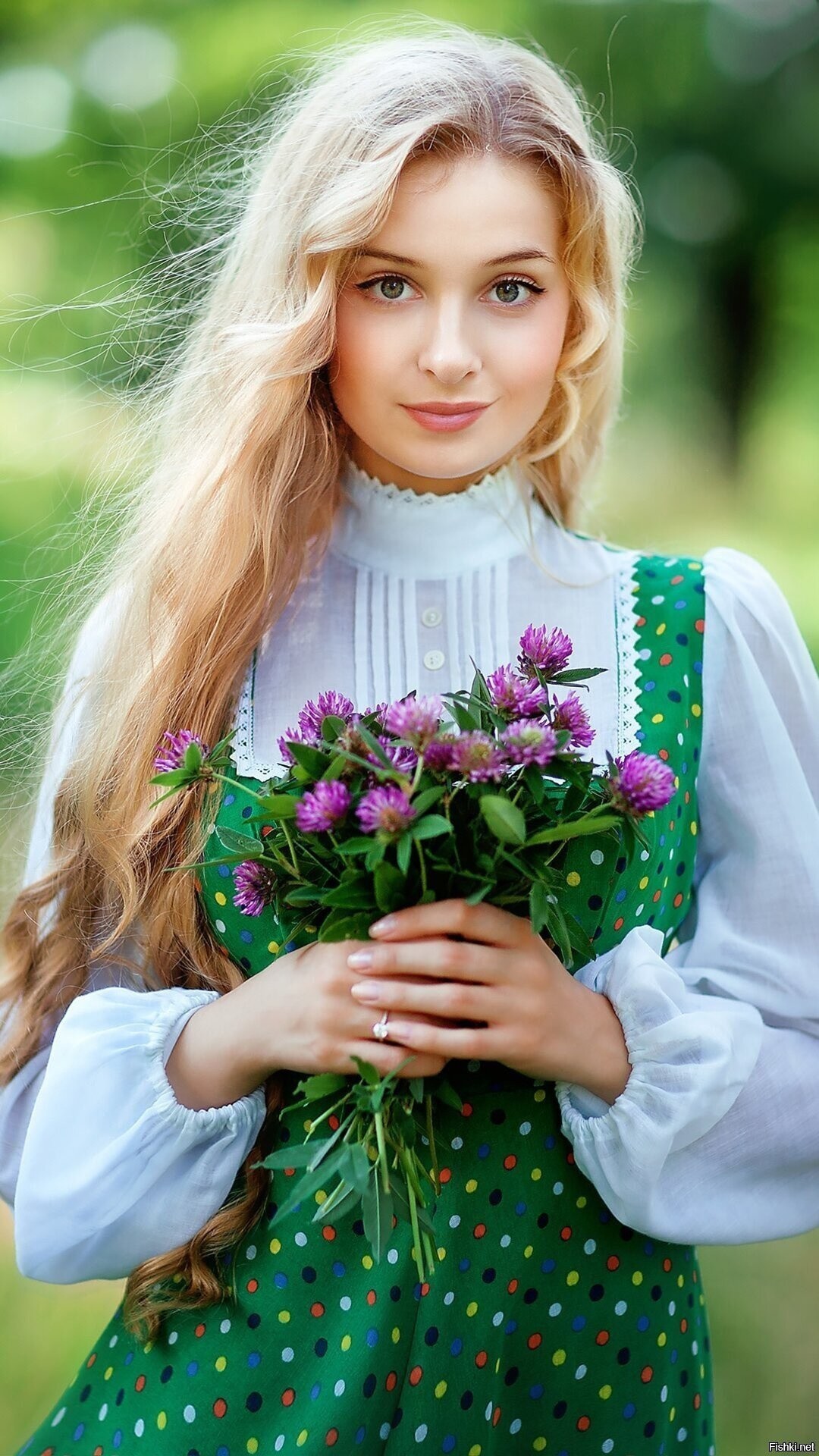 Girls in Slavic costumes in Sakai