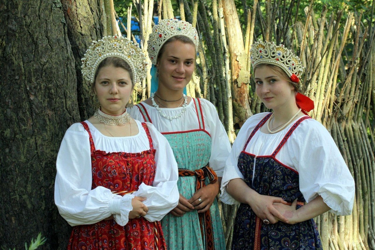 Sexy model Girls in Slavic costumes in Sakai